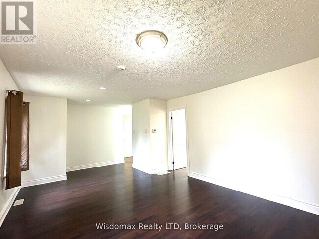 Photo du bâtiment - 6481 Erwin Crescent