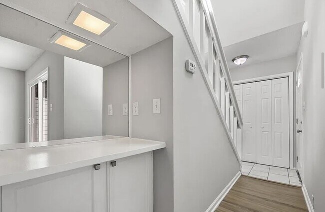 Building Photo - Welcome to this charming 2-bedroom, 1.5-ba...