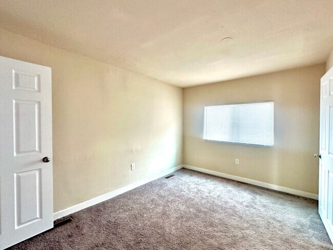 Building Photo - Charming 1 Bedroom w/ Huge Closet.