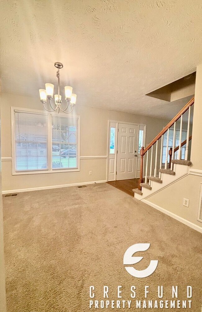 Building Photo - Comfort, Style, and Space - 15 MIN FROM FT...