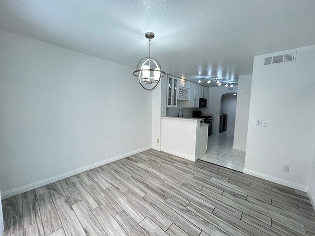 Building Photo - Charming Summerlin Townhouse 3 Bedroom 2.5...
