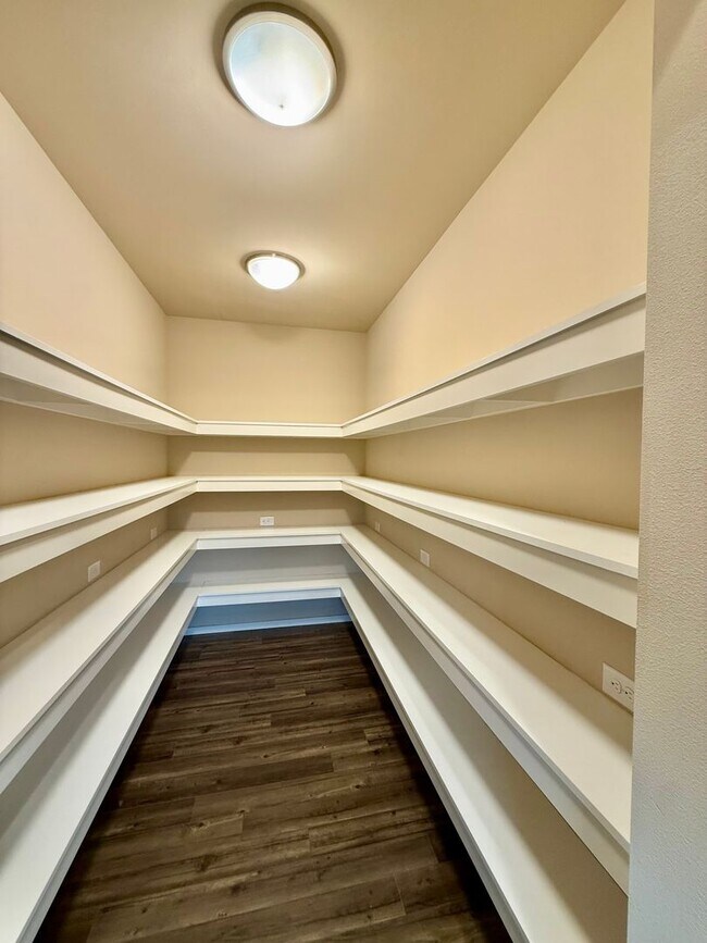 Building Photo - Stylish 4-Bed, 4-Bath Luxury Home