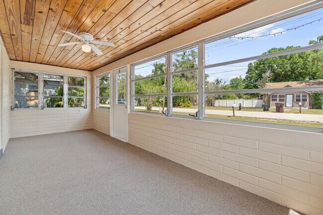 Foto del edificio - Charming 2/1 Home w/ Partially Fenced Yard in St. Cloud