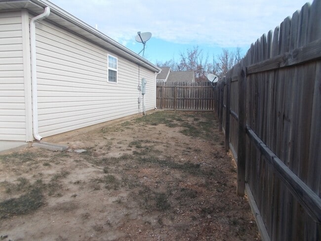 Building Photo - Spacious 3 bedroom 2 bathroom home