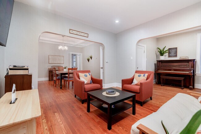 Foto del edificio - 3956 Tholozan Ave