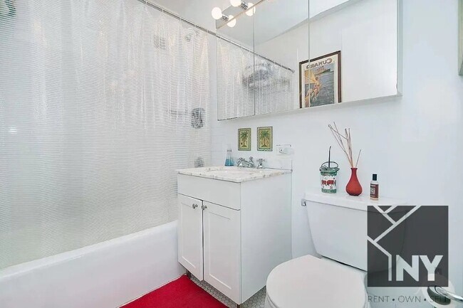 Foto del edificio - 451 W 37th St