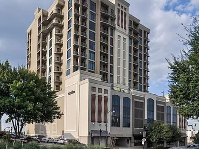 Building Photo - Luxury condo in the Rhythm at Music Row