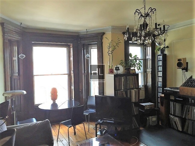 Building Photo - 214 St James Pl