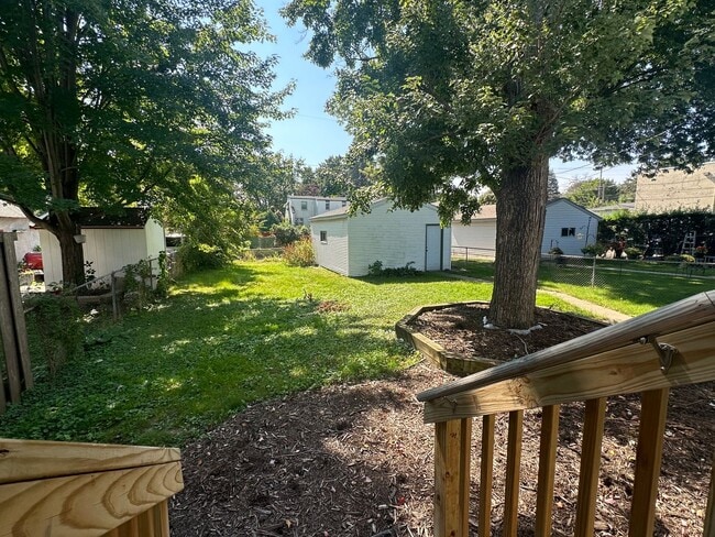 Building Photo - Newly Remodeled, Large 2 Bedroom Single Fa...