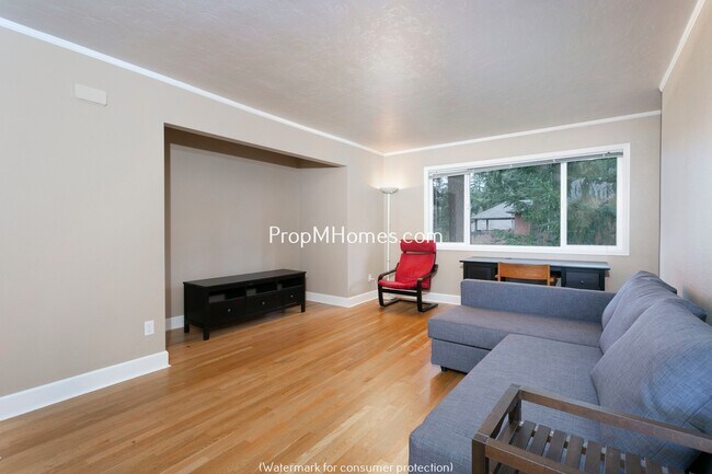 Building Photo - 1-Bedroom Condo in Lake Oswego’s Coveted V...
