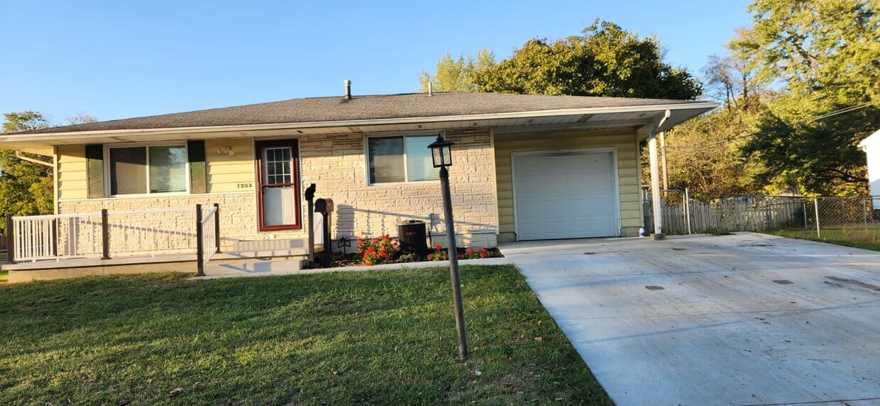 Foto principal - 1323 Essex Dr