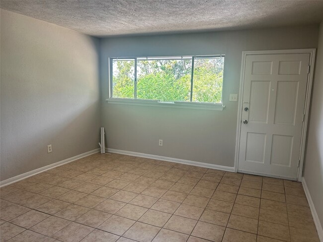 Building Photo - 8232 Glenview Dr