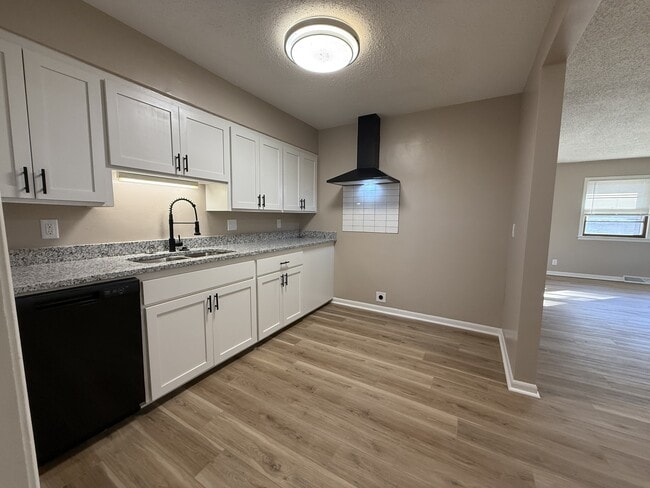 Foto del edificio - 8514 W 9th St N