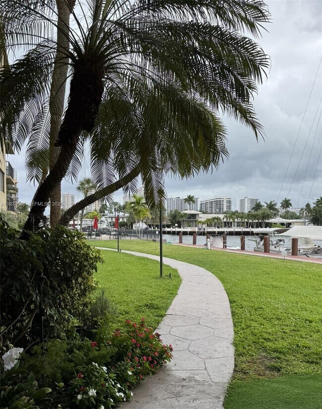 Foto del edificio - 301 Golden Isles Dr