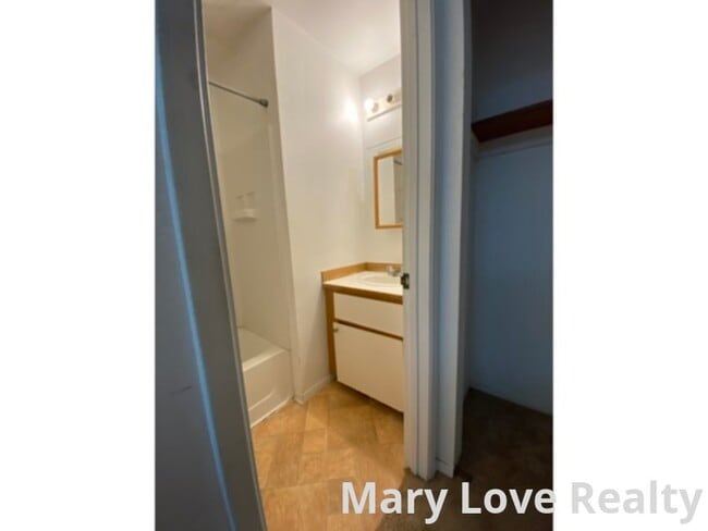 Building Photo - Unfurnished 1 Bedroom 1 Bath Apartment at ...