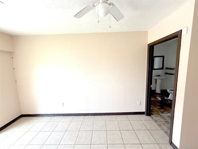 Foto del edificio - 7130 Kings Dr