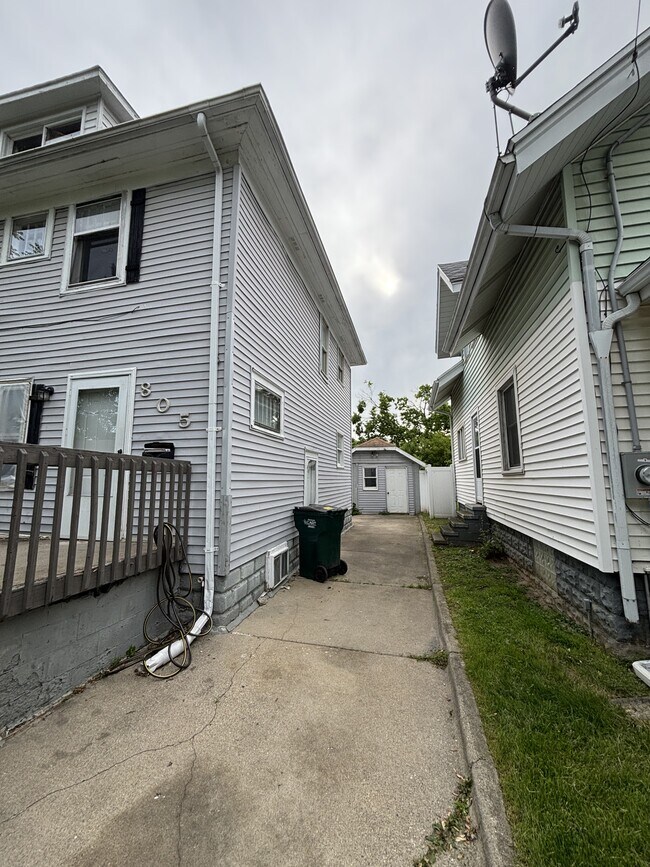 Foto del edificio - 805 Riverview Ave
