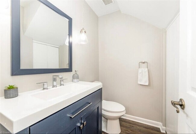 Foto del edificio - 1074 Hickory Glen Rd