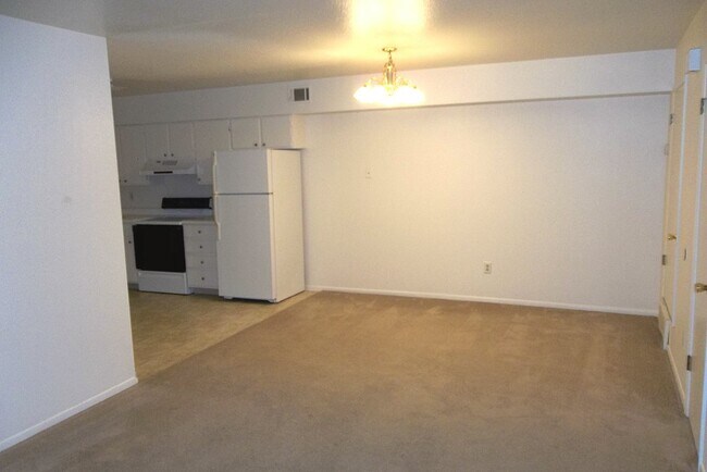 Building Photo - 2115 W Plum St