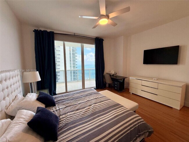 Foto del edificio - 15901 Collins Ave