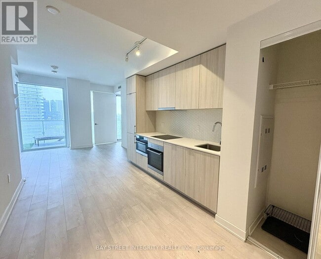 Building Photo - 15 Queens Quay E