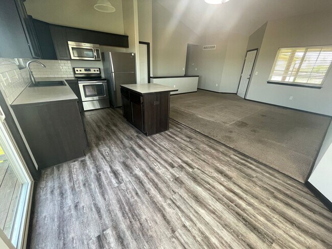 Foto del edificio - 2022/26 E Village Estates Dr
