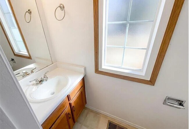 Building Photo - 3437 Queen Anne Way