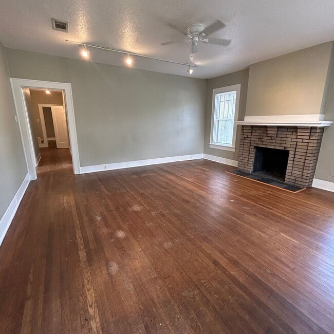 Building Photo - Large 5 bed house in the hart of West Campus.