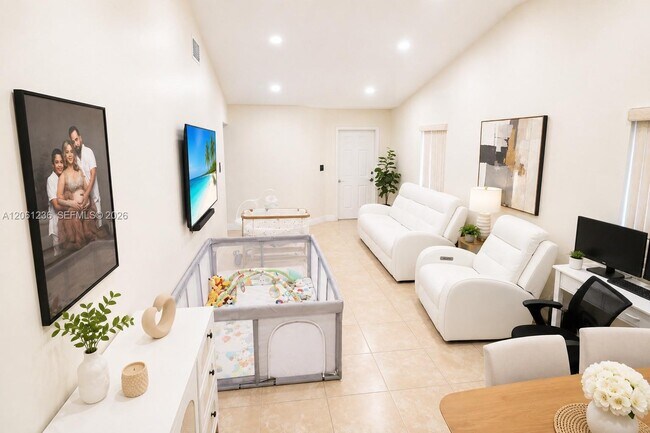 Foto del edificio - 8381 SW 148th Ave