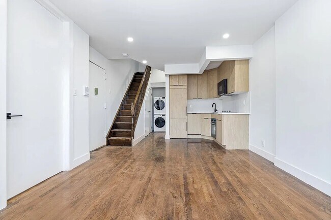 Building Photo - 428 Seventh Avenue