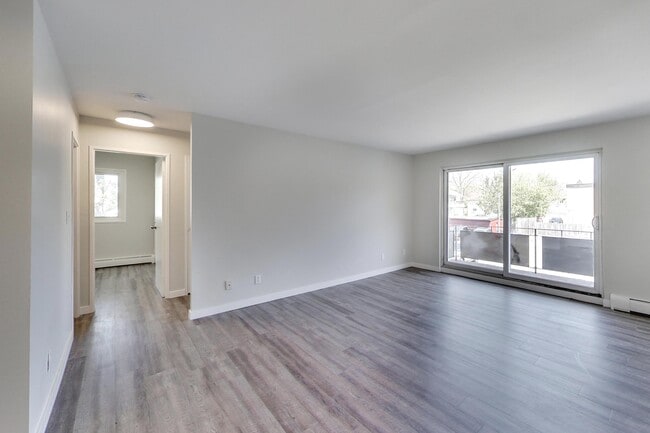 Building Photo - Freshly Renovated 2 Bedroom 1 Bathroom Apartment!