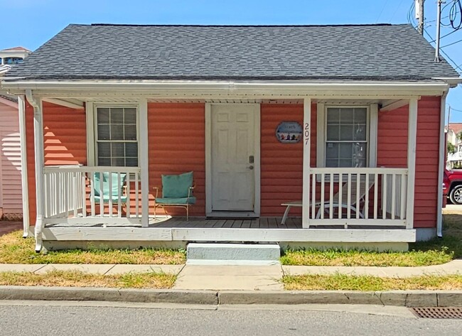 Cozy Cottage – Just 1 Block from the Beach - Cozy Cottage – Just 1 Block from the Beach House