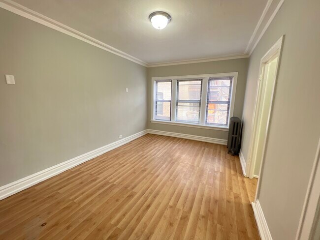 Building Photo - 5400 W Cornelia Ave