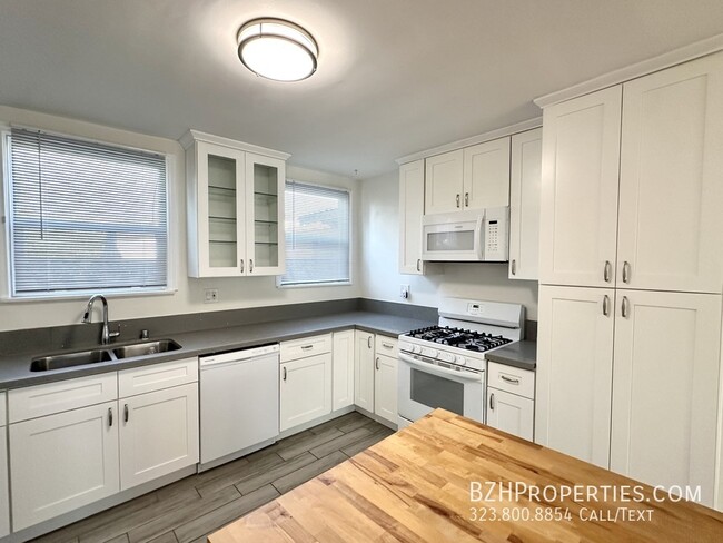 Building Photo - 1Bed 1Bath with In Unit Washer/Dryer and B...