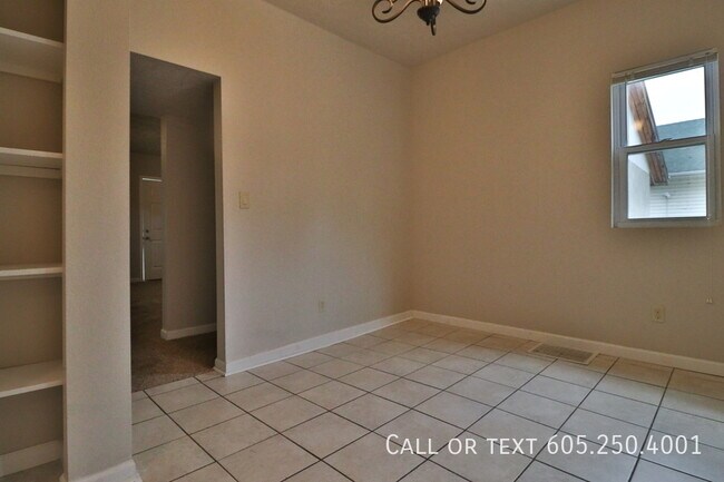 Building Photo - Main Level 3 Bedroom Apartment in Northern...