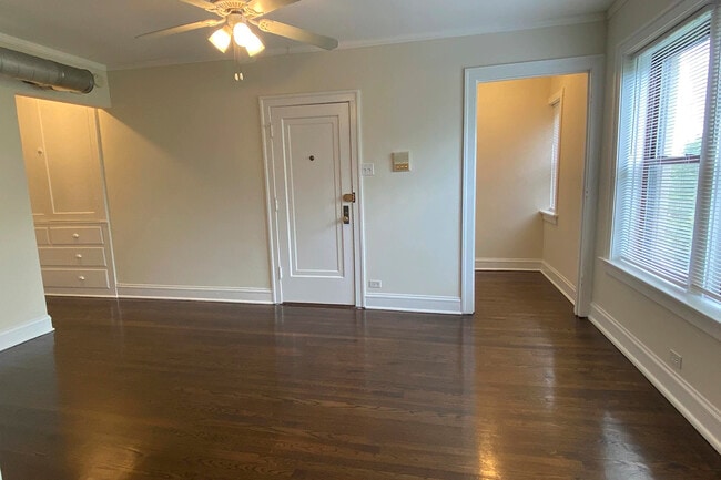 Building Photo - 3321 N Lakewood Ave