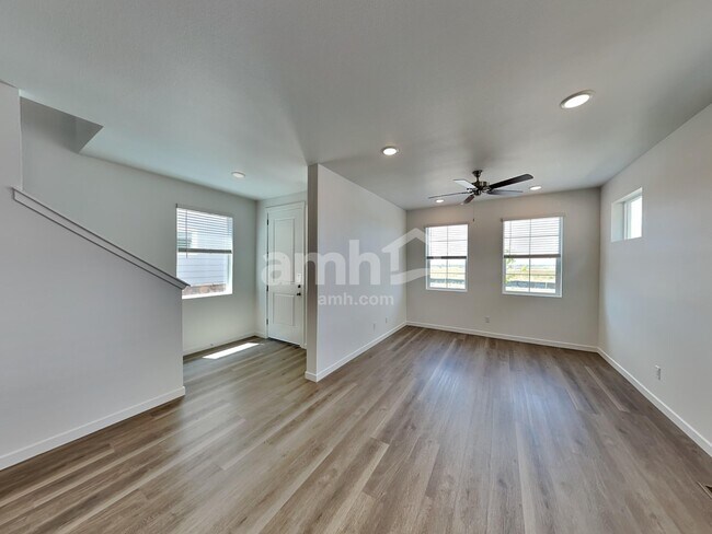 Building Photo - 304 N Addison Way