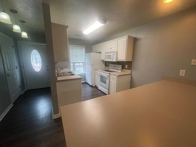 Building Photo - 111 Mel Ville