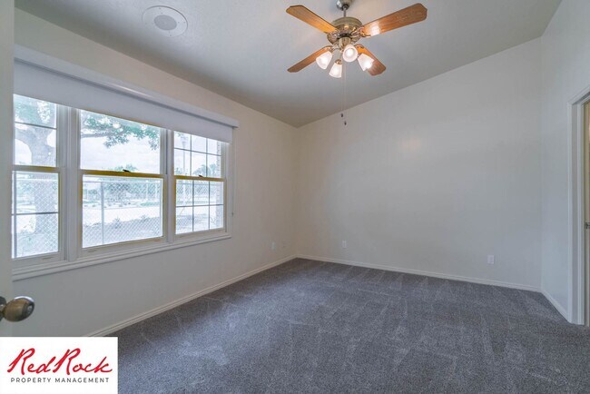 Building Photo - 3 Bedroom End Unit Home in Downtown St. Ge...