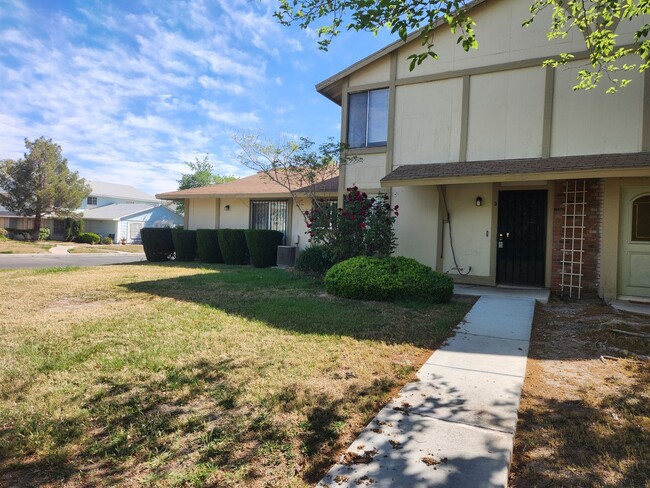 Building Photo - 2 BED, 1 BATH TOWNHOUSE CLOSE TO UNLV!!!!