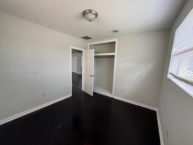 Foto del edificio - 4393 Davis Rd