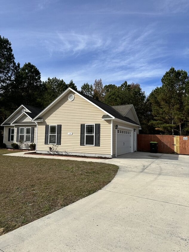 Beautiful 3 Bedroom, 2 Bath Home in Hubert... Room for Rent in Hubert