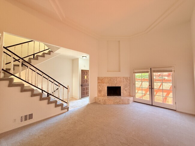 Building Photo - 2561 Navarra Dr
