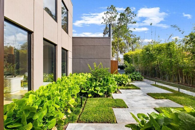 Foto del edificio - 1742 Temple Dr