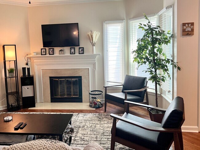 Foto del edificio - Updated Townhome w/ garage and Fenced Pati...