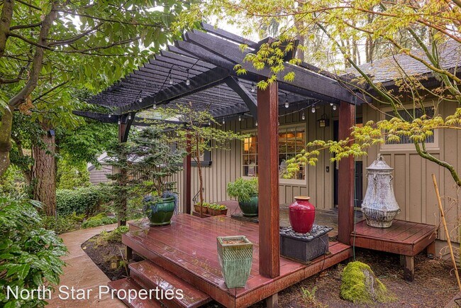Building Photo - 2 br, 2.5 bath House - 814 Lakeshore Road
