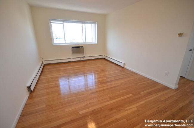 Building Photo - 40 Parker Hill Ave