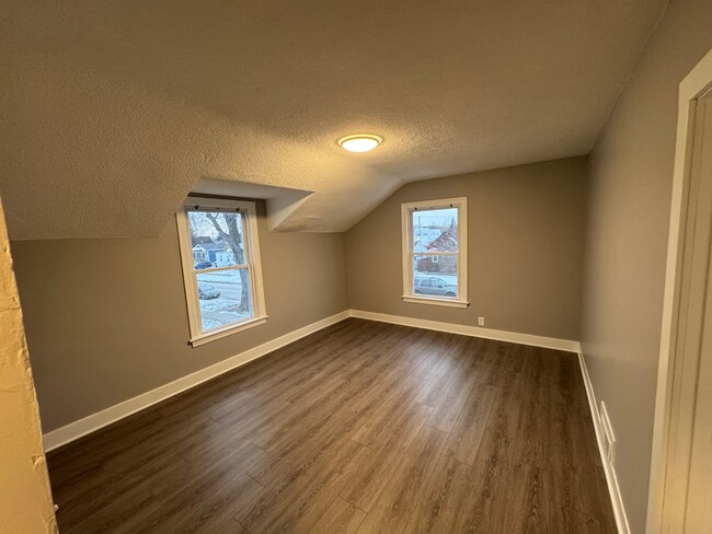 Foto del edificio - 2707 Commercial Ave