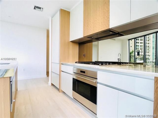 Building Photo - 2831 S Bayshore Dr  605
