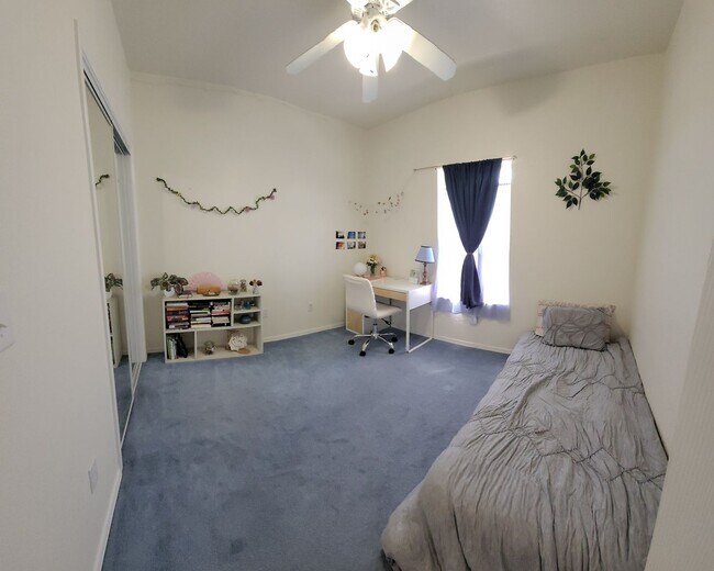 Foto del edificio - Beautiful 3 bed 2.5 bath home located in the Las Colinas Area!